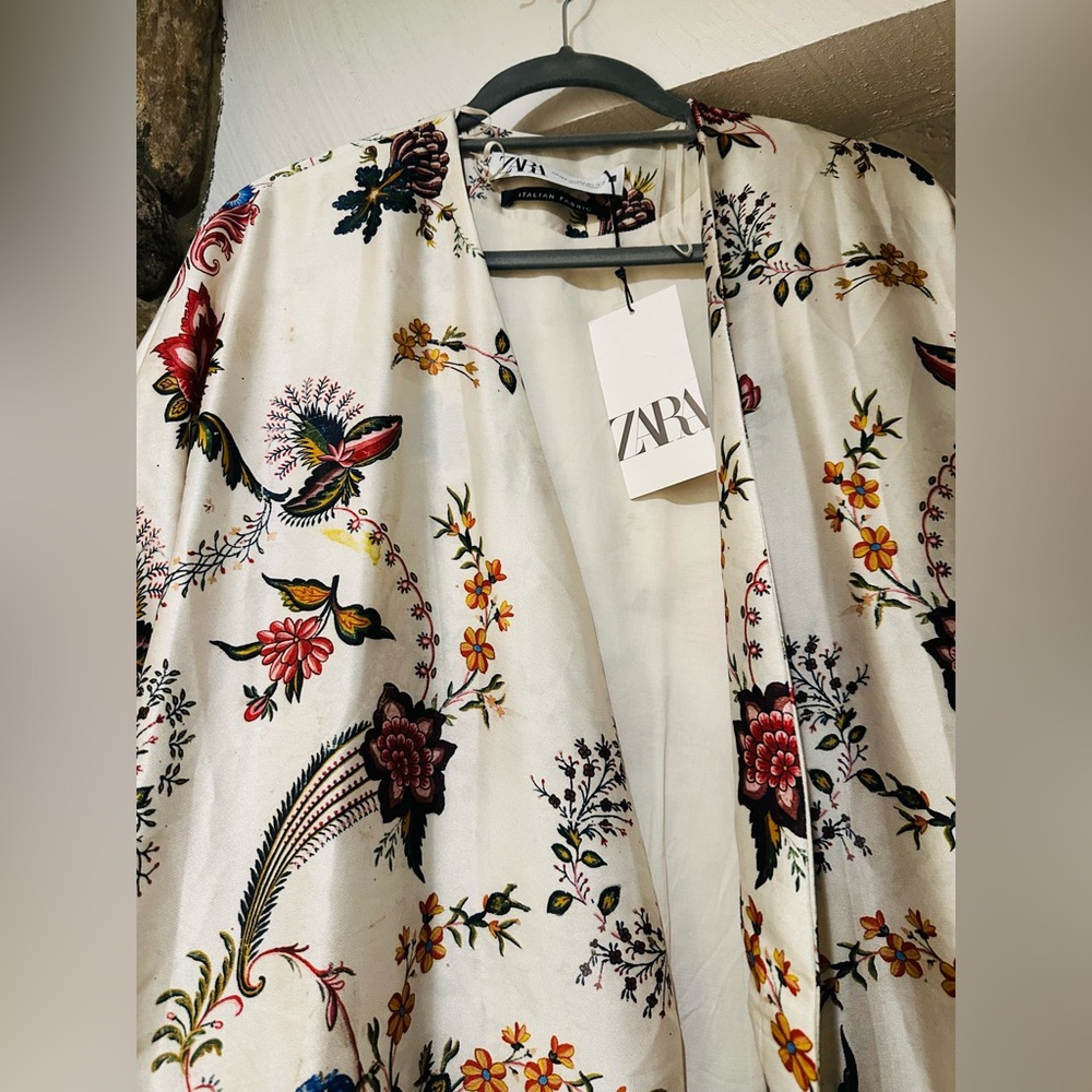 NWT ZARA WOMAN ITALIAN FABRIC MULTICOLORED FULLY LINED PRINTED KIMONO. Size XS-S - Picture 6 of 13